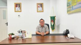 Direktur RSUD Talang Ubi, dr. Ronald Aprinaldi, saat memberikan penjelasan mengenai kesiapan RSUD menuju Tipe C pasca-pembangunan Gedung A, Jumat (24/4/2026). Lokasi baru yang luas dan jauh dari pemukiman padat menjamin kenyamanan pasien serta standar operasional rumah sakit yang lebih representatif. (Foto: Dok/Alber Irawan)