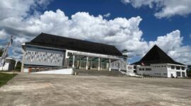 Pemandangan Kantor DPRD PALI yang gagah di bawah langit cerah. Gedung ini menjadi lokasi krusial bagi Ketua DPRD dan Komisi III untuk bertindak tegas dalam agenda pemanggilan besok, Senin (27/4), menyikapi laporan LSM LIDIK terkait carut-marut program cetak sawah di Tempirai yang dinanti-nanti warga. (Foto: Dok/Alber Irawan)