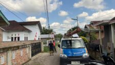 Petugas teknis PLN berkoordinasi dengan warga saat proses pengerjaan peningkatan jaringan listrik di kawasan Rejosari, PALI, Minggu (27/4/2026). Sebuah mobil pikap berplat B 9790 PAO terlihat mengangkut tiang listrik yang akan dipasang untuk menggantikan tiang kayu yang sudah lapuk dan membahayakan keselamatan warga setempat. (Foto: Dok/Alber Irawan)