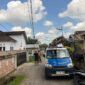Petugas teknis PLN berkoordinasi dengan warga saat proses pengerjaan peningkatan jaringan listrik di kawasan Rejosari, PALI, Minggu (27/4/2026). Sebuah mobil pikap berplat B 9790 PAO terlihat mengangkut tiang listrik yang akan dipasang untuk menggantikan tiang kayu yang sudah lapuk dan membahayakan keselamatan warga setempat. (Foto: Dok/Alber Irawan)
