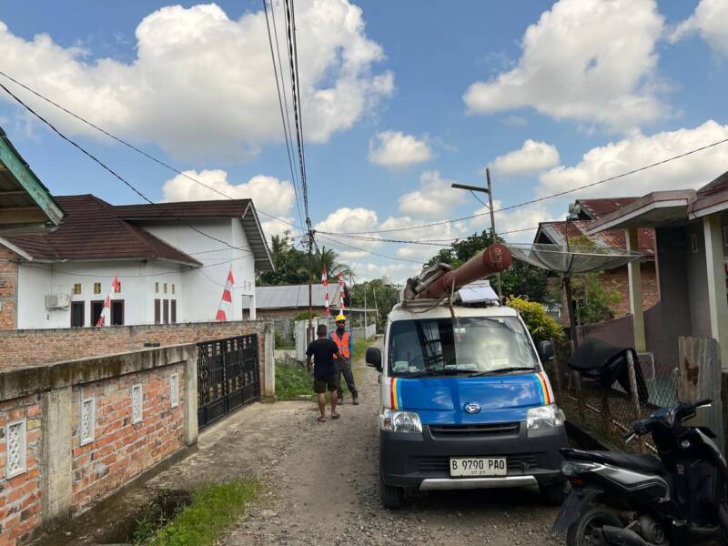 Petugas teknis PLN berkoordinasi dengan warga saat proses pengerjaan peningkatan jaringan listrik di kawasan Rejosari, PALI, Minggu (27/4/2026). Sebuah mobil pikap berplat B 9790 PAO terlihat mengangkut tiang listrik yang akan dipasang untuk menggantikan tiang kayu yang sudah lapuk dan membahayakan keselamatan warga setempat. (Foto: Dok/Alber Irawan)