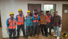 Personel PLN ULP Pendopo saat memastikan keandalan pasokan listrik di Gedung DPRD PALI guna mendukung kelancaran HUT Kabupaten PALI ke-13, Selasa (21/4/2026). (Foto: Dok/PLN Pendopo)