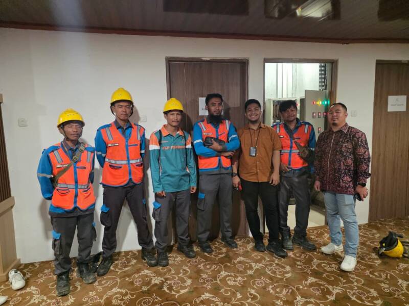 Personel PLN ULP Pendopo saat memastikan keandalan pasokan listrik di Gedung DPRD PALI guna mendukung kelancaran HUT Kabupaten PALI ke-13, Selasa (21/4/2026). (Foto: Dok/PLN Pendopo)