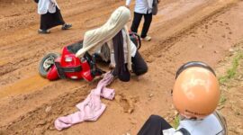 Sejumlah guru perempuan SDN 43 Talang Ubi berjibaku melintasi jalan tanah merah yang berlumpur dan licin menuju Dusun IV Talang Kampai, Desa Benuang, Kecamatan Talang Ubi, PALI. Di tengah status daerah sebagai lumbung migas, para tenaga pendidik ini harus bertaruh keselamatan dan jatuh bangun demi mengajar anak-anak di pelosok desa. (Foto: Tangkapan Layar Facebook)