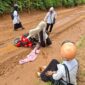 Sejumlah guru perempuan SDN 43 Talang Ubi berjibaku melintasi jalan tanah merah yang berlumpur dan licin menuju Dusun IV Talang Kampai, Desa Benuang, Kecamatan Talang Ubi, PALI. Di tengah status daerah sebagai lumbung migas, para tenaga pendidik ini harus bertaruh keselamatan dan jatuh bangun demi mengajar anak-anak di pelosok desa. (Foto: Tangkapan Layar Facebook)