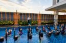 Sejumlah peserta antusias mengikuti kelas Aquatic Yoga di kolam renang Harper Palembang, Minggu (3/5/2026). Kegiatan ini menjadi salah satu bentuk komitmen hotel dalam mendukung gaya hidup sehat masyarakat urban melalui beragam aktivitas wellness. (Foto: Dok/Harper Palembang)