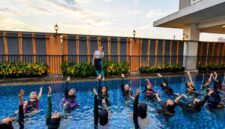 Sejumlah peserta antusias mengikuti kelas Aquatic Yoga di kolam renang Harper Palembang, Minggu (3/5/2026). Kegiatan ini menjadi salah satu bentuk komitmen hotel dalam mendukung gaya hidup sehat masyarakat urban melalui beragam aktivitas wellness. (Foto: Dok/Harper Palembang)