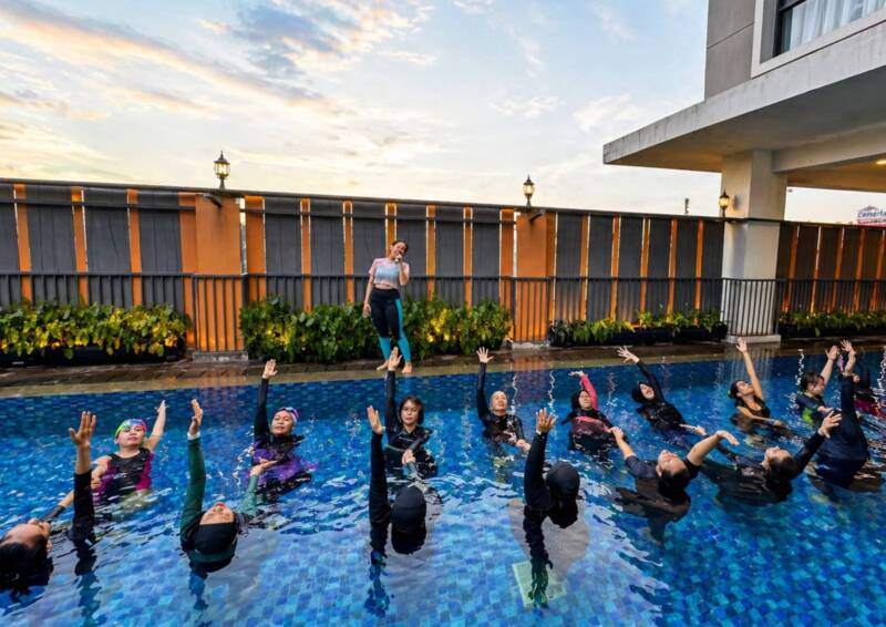 Sejumlah peserta antusias mengikuti kelas Aquatic Yoga di kolam renang Harper Palembang, Minggu (3/5/2026). Kegiatan ini menjadi salah satu bentuk komitmen hotel dalam mendukung gaya hidup sehat masyarakat urban melalui beragam aktivitas wellness. (Foto: Dok/Harper Palembang)