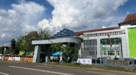 Gedung RSUD Talang Ubi yang kini semakin megah berkat dukungan APBD 2025. Dengan diperkuat belasan dokter spesialis dan fasilitas Gedung A yang modern, warga PALI kini tak perlu lagi dirujuk ke luar daerah untuk mendapatkan pelayanan medis berkualitas. (Foto: Dok/Alber Irawan)