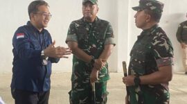Kepala Dinas Koperasi dan UKM Kabupaten PALI, Rohman (kiri), saat berdiskusi hangat menerima kunjungan Danrem 044/Gapo, Brigjen TNI Khabib Mahfud (kanan) bersama mantan Dandim 0404/Muara Enim, Letkol Arm Tri Budi Wijaya (tengah) di Koperasi Desa Merah Putih (KDMP) Simpang Tais. Kunjungan ini memperkuat komitmen lintas sektor dalam mendukung akselerasi pembentukan koperasi desa di Bumi Serepat Serasan. (Foto: Dok/ Dinkop & UKM PALI)