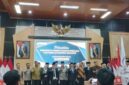 Gubernur Sumsel Herman Deru resmi melantik Ir. Suparman Romans sebagai Ketua Umum Forum Komite Sekolah Sumsel periode 2026-2029 di Palembang, Sabtu (2/5). Gubernur menegaskan forum ini harus menjadi jembatan strategis antara masyarakat dan pemerintah guna mendongkrak kualitas pendidikan dan IPM di 17 kabupaten/kota se-Sumatera Selatan. (Foto: Dok/yulie)