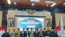 Gubernur Sumsel Herman Deru resmi melantik Ir. Suparman Romans sebagai Ketua Umum Forum Komite Sekolah Sumsel periode 2026-2029 di Palembang, Sabtu (2/5). Gubernur menegaskan forum ini harus menjadi jembatan strategis antara masyarakat dan pemerintah guna mendongkrak kualitas pendidikan dan IPM di 17 kabupaten/kota se-Sumatera Selatan. (Foto: Dok/yulie)