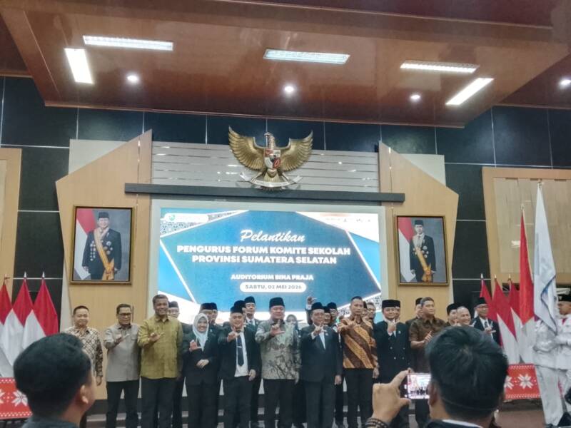 Gubernur Sumsel Herman Deru resmi melantik Ir. Suparman Romans sebagai Ketua Umum Forum Komite Sekolah Sumsel periode 2026-2029 di Palembang, Sabtu (2/5). Gubernur menegaskan forum ini harus menjadi jembatan strategis antara masyarakat dan pemerintah guna mendongkrak kualitas pendidikan dan IPM di 17 kabupaten/kota se-Sumatera Selatan. (Foto: Dok/yulie)