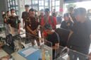 Penanggung jawab Aliansi Insan Pers PALI, Efran, saat menyerahkan pernyataan sikap kepada Kasubsi I Kejari PALI, Judistira Yusticia, S.H., M.H., di ruang PTSP, Senin (4/5/2026). Dalam aksi tersebut, Efran mendesak penghentian kriminalisasi pers sembari mengungkap luka lama keluarganya yang hancur akibat proses hukum atas pemberitaan kritis di masa lalu. (Foto: Dok/Dodi Febriansyah)