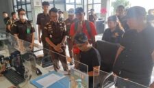 Penanggung jawab Aliansi Insan Pers PALI, Efran, saat menyerahkan pernyataan sikap kepada Kasubsi I Kejari PALI, Judistira Yusticia, S.H., M.H., di ruang PTSP, Senin (4/5/2026). Dalam aksi tersebut, Efran mendesak penghentian kriminalisasi pers sembari mengungkap luka lama keluarganya yang hancur akibat proses hukum atas pemberitaan kritis di masa lalu. (Foto: Dok/Dodi Febriansyah)