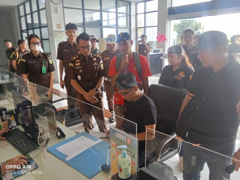 Penanggung jawab Aliansi Insan Pers PALI, Efran, saat menyerahkan pernyataan sikap kepada Kasubsi I Kejari PALI, Judistira Yusticia, S.H., M.H., di ruang PTSP, Senin (4/5/2026). Dalam aksi tersebut, Efran mendesak penghentian kriminalisasi pers sembari mengungkap luka lama keluarganya yang hancur akibat proses hukum atas pemberitaan kritis di masa lalu. (Foto: Dok/Dodi Febriansyah)