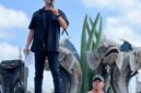 Orator aksi, Efran, saat menyampaikan orasi emosional di Simpang Lima Talang Ubi, Senin (4/5/2026). Ia mengungkap kepedihan keluarganya dan nasib anaknya yang putus sekolah akibat biaya perkara kriminalisasi pers yang menjeratnya pada 2020 silam. (Foto: Dok/Alber Irawan)