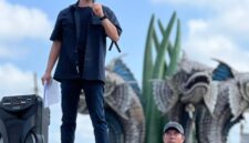 Orator aksi, Efran, saat menyampaikan orasi emosional di Simpang Lima Talang Ubi, Senin (4/5/2026). Ia mengungkap kepedihan keluarganya dan nasib anaknya yang putus sekolah akibat biaya perkara kriminalisasi pers yang menjeratnya pada 2020 silam. (Foto: Dok/Alber Irawan)