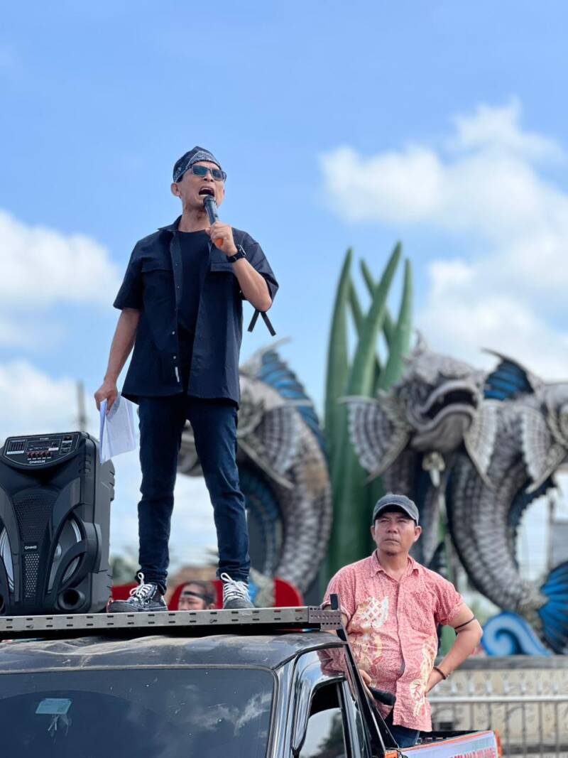 Orator aksi, Efran, saat menyampaikan orasi emosional di Simpang Lima Talang Ubi, Senin (4/5/2026). Ia mengungkap kepedihan keluarganya dan nasib anaknya yang putus sekolah akibat biaya perkara kriminalisasi pers yang menjeratnya pada 2020 silam. (Foto: Dok/Alber Irawan)