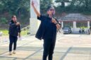 Penanggung Jawab Aliansi Insan Pers PALI, Efran, saat menyampaikan orasi panas di depan Gedung DPRD PALI, Senin (4/5/2026). Massa menuntut Bupati Asgianto mencabut pernyataan intimidatif 