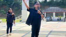 Penanggung Jawab Aliansi Insan Pers PALI, Efran, saat menyampaikan orasi panas di depan Gedung DPRD PALI, Senin (4/5/2026). Massa menuntut Bupati Asgianto mencabut pernyataan intimidatif 