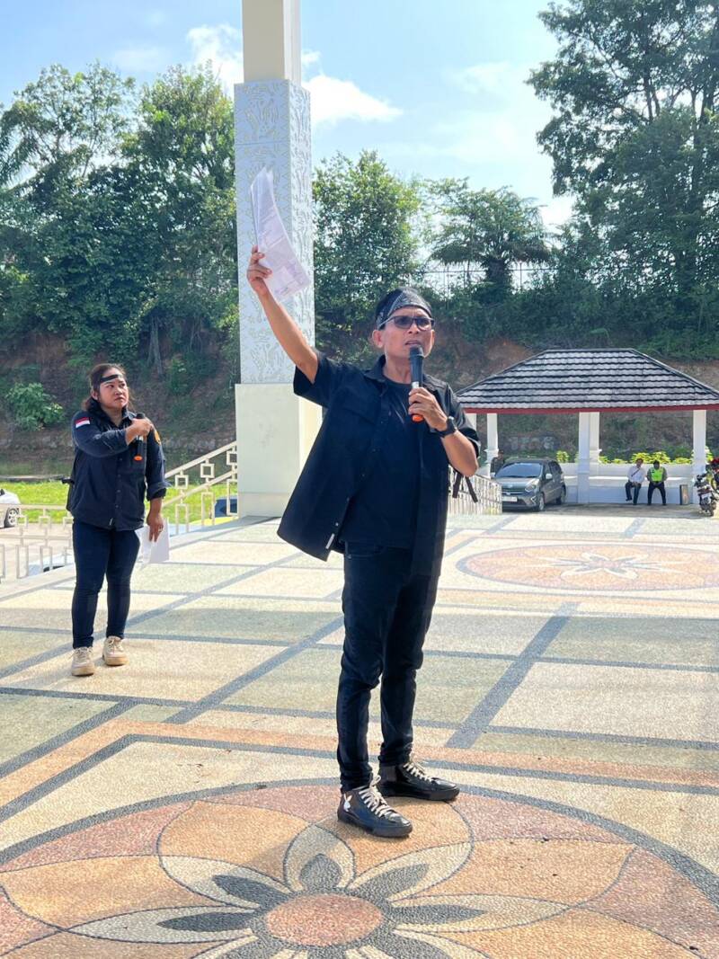 Penanggung Jawab Aliansi Insan Pers PALI, Efran, saat menyampaikan orasi panas di depan Gedung DPRD PALI, Senin (4/5/2026). Massa menuntut Bupati Asgianto mencabut pernyataan intimidatif 