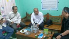 Kasat Intelkam Polres PALI Iptu Eko Purnomo (tengah) bersama jajaran saat berdialog intens dengan Penanggung Jawab Aksi Efran (kanan) di Kantor Redaksi tintamerah.co, Senin (4/5/2026). Pertemuan ini memastikan kesiapan pengamanan aksi damai Hari Kebebasan Pers Sedunia 2026 di Kabupaten PALI agar berjalan aman dan tertib. (Foto: Dok/Jeri Hardiansyah)