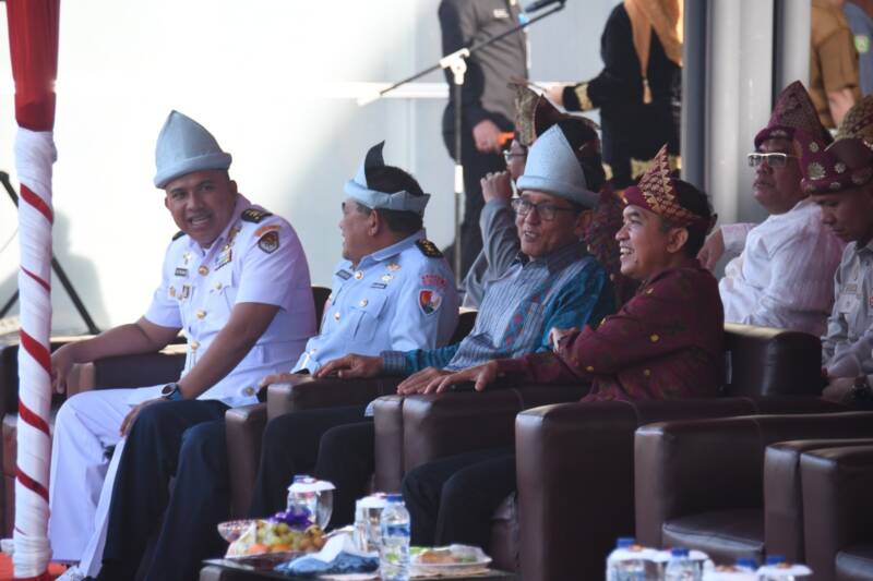 Kasrem 044/Gapo Kolonel Inf Andi Gus Wulandri (kedua dari kiri) saat menghadiri Upacara Peringatan Hari Pendidikan Nasional 2026 di Halaman Kantor Gubernur Sumsel, Senin (4/5). Korem 044/Gapo menegaskan dukungan penuh terhadap transformasi pendidikan sebagai fondasi utama pembentukan karakter generasi muda yang tangguh dan cinta tanah air. (Foto: Dok/Penrem 044/Gapo)