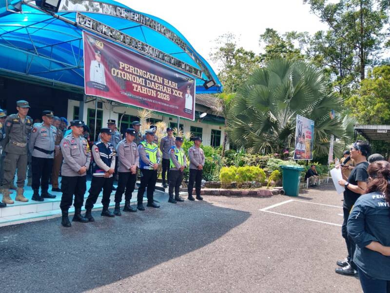 Penanggung jawab Aliansi Insan Pers PALI, Efran, saat menyampaikan orasi panas di depan Kantor Pemkab PALI, Selasa (30/4/2026). Massa menuntut Bupati Asgianto mencabut pernyataan intimidatif dan mendesak penghentian praktik kriminalisasi terhadap jurnalis di Bumi Serepat Serasan.