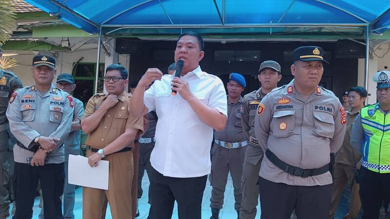 Wakil Bupati PALI, Iwan Tuaji, saat memberikan keterangan dan mengklarifikasi pernyataan kontroversial Bupati Asgianto terkait diksi