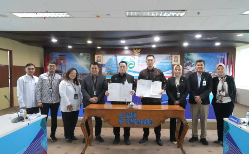 PPS Direktur Utama Bank Sumsel Babel, Marzuki (kelima dari kiri), bersama jajaran manajemen Bank Sumsel Babel dan perwakilan PT Taspen (Persero) menunjukkan berkas Perjanjian Kerja Sama (PKS) yang telah ditandatangani di Kantor Pusat Bank Sumsel Babel, Palembang, Senin (4/5/2026). Sinergi ini bertujuan memperluas akses dan mempermudah pembayaran THT, pensiun, jaminan kecelakaan kerja, serta jaminan kematian bagi peserta Taspen di wilayah Sumatera Selatan melalui rekening bank. (Foto: Dok/Humas Bank Sumsel Babel) 