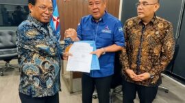 Sekretaris Jenderal DPP Partai Demokrat, Herman Khaeron (kiri), didampingi Ketua BPOKK Ossy Dermawan (kanan), secara resmi menyerahkan Surat Keputusan (SK) Penetapan Ketua DPD Partai Demokrat Sumatera Selatan kepada H. Cik Ujang (tengah) di Jakarta. Penyerahan SK ini menjadi momentum krusial bagi konsolidasi total kader Demokrat Sumsel untuk memenangkan kontestasi politik ke depan. (Foto: Dok/Demokrat Sumsel)