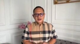 Wakil Ketua DPRD PALI, Firdaus Hasbullah, S.H., M.H., saat memberikan ucapan selamat atas dikukuhkannya Prof. Dr. H.R. Wijaya, M.Si., Ph.D., sebagai Guru Besar Sosiologi Agama di UIN Raden Fatah Palembang. Firdaus mengapresiasi konsistensi sang profesor dalam menjaga ilmu pengetahuan agar tetap berpijak pada nilai-nilai sosial dan keagamaan yang relevan. (Foto: tangkapan layar video ucapan)