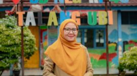 Ibu Guru Futri Pratiwi Futri, S.Pd.Gr. saat berfoto di depan SDN 43 Talang Ubi, PALI. Di balik senyumnya, tersimpan kisah perjuangan hebat melewati jalanan Benuang-Kampai yang rusak parah dan berlumpur demi menjalankan tugas mulia mendidik anak bangsa. Kisah jatuhnya Futri di kubangan lumpur baru-baru ini menjadi simbol nyata betapa daruratnya infrastruktur pendidikan di pelosok PALI yang butuh perhatian segera dari Pemerintah Daerah. (Foto: Dok/Pribadi)