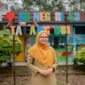 Ibu Guru Futri Pratiwi Futri, S.Pd.Gr. saat berfoto di depan SDN 43 Talang Ubi, PALI. Di balik senyumnya, tersimpan kisah perjuangan hebat melewati jalanan Benuang-Kampai yang rusak parah dan berlumpur demi menjalankan tugas mulia mendidik anak bangsa. Kisah jatuhnya Futri di kubangan lumpur baru-baru ini menjadi simbol nyata betapa daruratnya infrastruktur pendidikan di pelosok PALI yang butuh perhatian segera dari Pemerintah Daerah. (Foto: Dok/Pribadi)