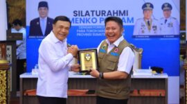 Gubernur Sumsel Dr. H. Herman Deru (kanan) menerima plakat dan berjabat tangan erat dengan Menko Polkam Jenderal TNI (Purn.) Djamari Chaniago (kiri) pada acara Silaturahmi Forkopimda di Griya Agung, Palembang, Rabu (6/5/2026). Dalam pertemuan strategis tersebut, Menko Polkam menekankan pentingnya kewaspadaan terhadap hoaks dan provokasi digital guna menjaga kondusivitas wilayah Sumsel demi mewujudkan kesejahteraan masyarakat yang berkelanjutan. (Foto: Dok/ Humas Pemprov Sumsel)