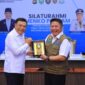 Gubernur Sumsel Dr. H. Herman Deru (kanan) menerima plakat dan berjabat tangan erat dengan Menko Polkam Jenderal TNI (Purn.) Djamari Chaniago (kiri) pada acara Silaturahmi Forkopimda di Griya Agung, Palembang, Rabu (6/5/2026). Dalam pertemuan strategis tersebut, Menko Polkam menekankan pentingnya kewaspadaan terhadap hoaks dan provokasi digital guna menjaga kondusivitas wilayah Sumsel demi mewujudkan kesejahteraan masyarakat yang berkelanjutan. (Foto: Dok/ Humas Pemprov Sumsel)