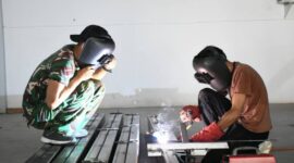 Dua orang prajurit Yon TP 950/Raje Mangkute sedang melakukan praktik pengelasan besi dalam kegiatan Pembekalan Keterampilan Welding di Makorem 044/Gapo, Palembang, Rabu (6/5/2026). Kegiatan ini bertujuan untuk meningkatkan profesionalisme, kemandirian, dan keahlian praktis prajurit dalam mendukung tugas serta pemeliharaan sarana satuan. (Foto: Dok/ Humas Pemprov Sumsel)