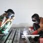 Dua orang prajurit Yon TP 950/Raje Mangkute sedang melakukan praktik pengelasan besi dalam kegiatan Pembekalan Keterampilan Welding di Makorem 044/Gapo, Palembang, Rabu (6/5/2026). Kegiatan ini bertujuan untuk meningkatkan profesionalisme, kemandirian, dan keahlian praktis prajurit dalam mendukung tugas serta pemeliharaan sarana satuan. (Foto: Dok/ Humas Pemprov Sumsel)