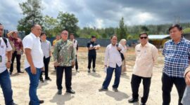 Perwakilan Kemenkes RI, Subhan, (kemeja putih) didampingi Direktur RSUD Talang Ubi dr. Ronald Aprinaldi, Asisten III Setda PALI Haryono, serta jajaran OPD terkait saat meninjau lokasi rencana pembangunan Gedung PHTC di RSUD Talang Ubi, Kamis (7/5/2026). Proyek strategis nasional era Presiden Prabowo Subianto ini ditargetkan untuk pemerataan layanan kesehatan di Kabupaten PALI. (Foto: Dok/Alber Irawan)