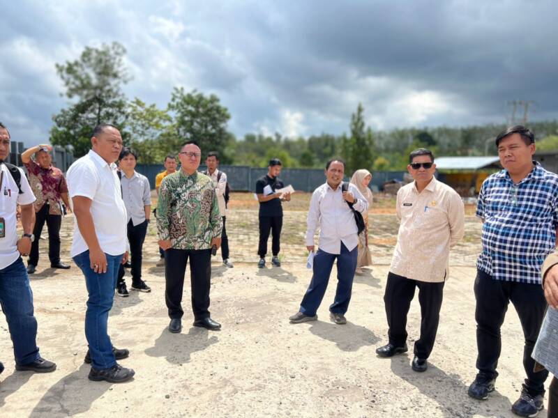 Perwakilan Kemenkes RI, Subhan, (kemeja putih) didampingi Direktur RSUD Talang Ubi dr. Ronald Aprinaldi, Asisten III Setda PALI Haryono, serta jajaran OPD terkait saat meninjau lokasi rencana pembangunan Gedung PHTC di RSUD Talang Ubi, Kamis (7/5/2026). Proyek strategis nasional era Presiden Prabowo Subianto ini ditargetkan untuk pemerataan layanan kesehatan di Kabupaten PALI. (Foto: Dok/Alber Irawan)