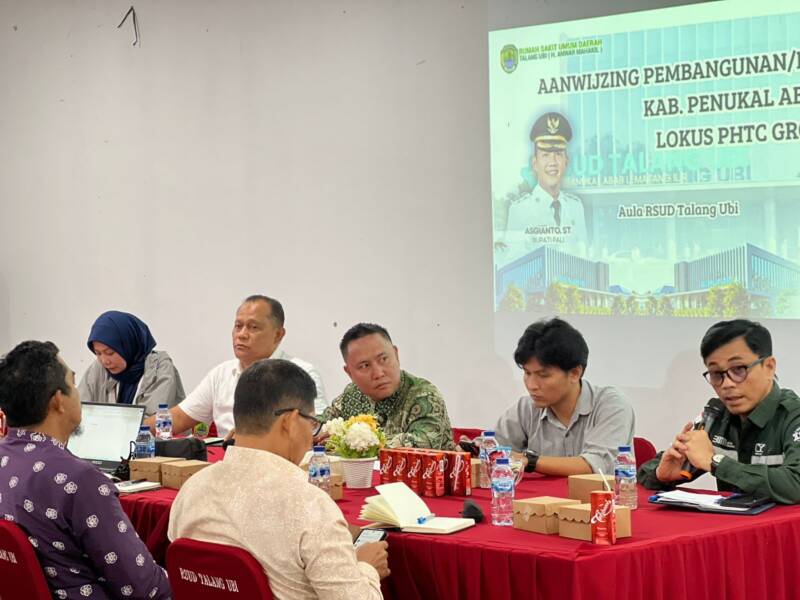 Perwakilan Kemenkes RI Subhan, Direktur RSUD Talang Ubi dr. Ronald Aprinaldi, beserta jajaran OPD Pemkab PALI serius mengikuti rapat aanwijzing pembangunan Gedung PHTC di Aula RSUD Talang Ubi, Kamis (7/5/2026). Selain gedung baru, pusat siap mengucurkan bantuan alkes modern senilai Rp20 miliar. (Foto: Dok/Alber Irawan)