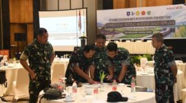 Danrem 044/Gapo Brigjen TNI Khabib Mahfud menandatangani Nota Kesepahaman Kegiatan Cetak Sawah dan Optimalisasi Lahan (OPLAH) di Hotel Santika Premiere, Palembang (7/5). Kerja sama ini bertujuan memperkuat ketahanan pangan nasional melalui sinergi antara TNI AD dan Kementerian Pertanian RI di wilayah Sumatera Selatan. (Foto: Dok/ Penrem 044/Gapo)