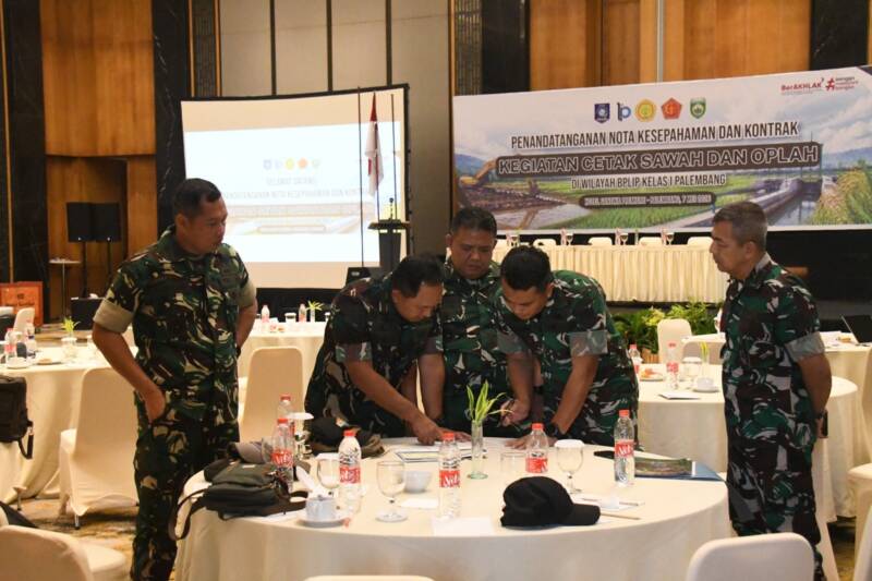 Danrem 044/Gapo Brigjen TNI Khabib Mahfud menandatangani Nota Kesepahaman Kegiatan Cetak Sawah dan Optimalisasi Lahan (OPLAH) di Hotel Santika Premiere, Palembang (7/5). Kerja sama ini bertujuan memperkuat ketahanan pangan nasional melalui sinergi antara TNI AD dan Kementerian Pertanian RI di wilayah Sumatera Selatan. (Foto: Dok/ Penrem 044/Gapo)