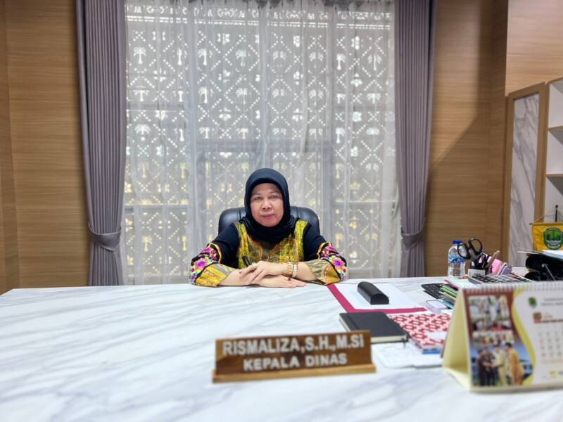 Kepala DPMPTSP PALI, Rismaliza, saat memberikan keterangan resmi terkait status izin operasional PT Servo Lintas Raya (SLR), Minggu (7/5/2026). DPMPTSP mengungkap bangunan operasional PT SLR belum sepenuhnya mengantongi Persetujuan Bangunan Gedung (PBG), administrasi tata ruang PKKPR OSS yang harus divalidasi ulang ke Dinas PUTR, serta menegaskan bahwa tunggakan pajak daerah oleh korporasi merupakan pelanggaran komitmen izin usaha yang dapat berujung pada sanksi administratif berat hingga pembekuan izin. (Foto: Dok/Alber Irawan)