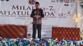 Bupati Muara Enim, Edison, saat memberikan sambutan dalam acara Milad ke-7 Ponpes Laa Roiba, Kamis (7/5/2026). Dalam kesempatan tersebut, Bupati menginstruksikan Dinas PU dan Bappeda untuk segera melakukan perbaikan jalan akses sepanjang 120 meter menuju pondok guna menjamin kelancaran aktivitas santri yatim dan dhuafa. (Foto: Dok/Imron Supriyadi)