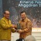 Sekretaris SKK Migas, Luky A. Yusgiantoro (kiri), menerima penghargaan 