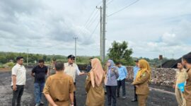 Kepala DPMPTSP PALI, Rismaliza (bersepatu putih), mendampingi Wabup Iwan Tuaji dan jajaran OPD terkait dalam kegiatan sidak di stockpile KM 36 PT SLR guna meninjau kepatuhan investasi dan perizinan korporasi di lapangan. (Foto: Dok/ DPMPTSP PALI)