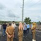 Kepala DPMPTSP PALI, Rismaliza (bersepatu putih), mendampingi Wabup Iwan Tuaji dan jajaran OPD terkait dalam kegiatan sidak di stockpile KM 36 PT SLR guna meninjau kepatuhan investasi dan perizinan korporasi di lapangan. (Foto: Dok/ DPMPTSP PALI)