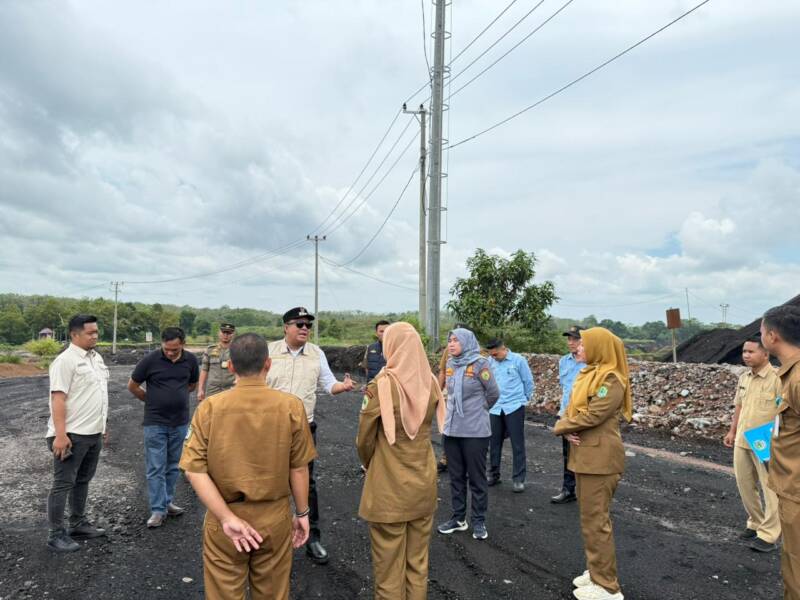 Kepala DPMPTSP PALI, Rismaliza (bersepatu putih), mendampingi Wabup Iwan Tuaji dan jajaran OPD terkait dalam kegiatan sidak di stockpile KM 36 PT SLR guna meninjau kepatuhan investasi dan perizinan korporasi di lapangan. (Foto: Dok/ DPMPTSP PALI)
